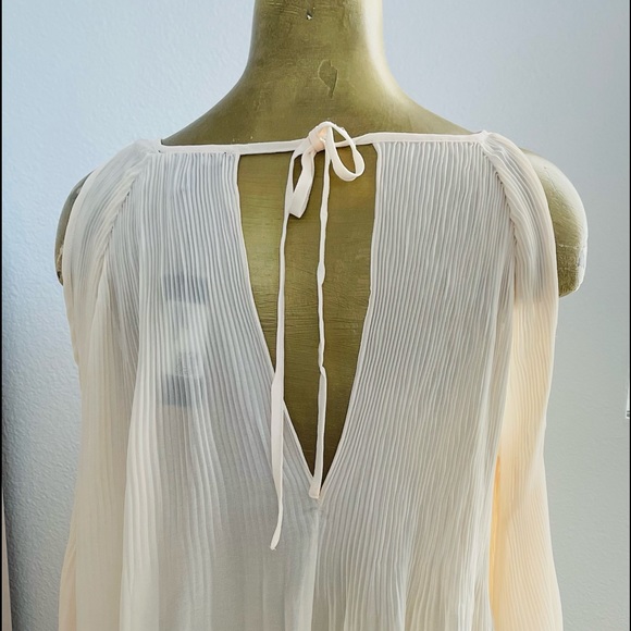NWT $130 ROMEO & JULIET COUTURE Ivory COLD SHOULDER Pleated Blouse M $130 MSRP - Picture 7 of 10